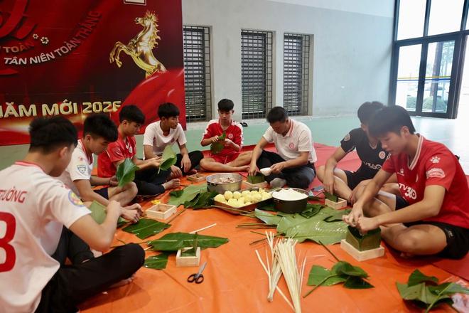 Đội trưởng U.23 Việt Nam cùng Thể Công Viettel 'giữ lửa Tết' bằng hoạt động đặc biệt- Ảnh 1.