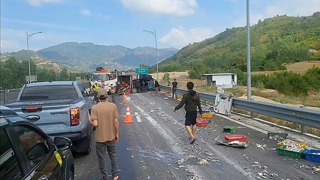 Tai nạn trên cao tốc Cam Lâm - Vĩnh Hảo, giao thông ùn tắc kéo dài- Ảnh 2.