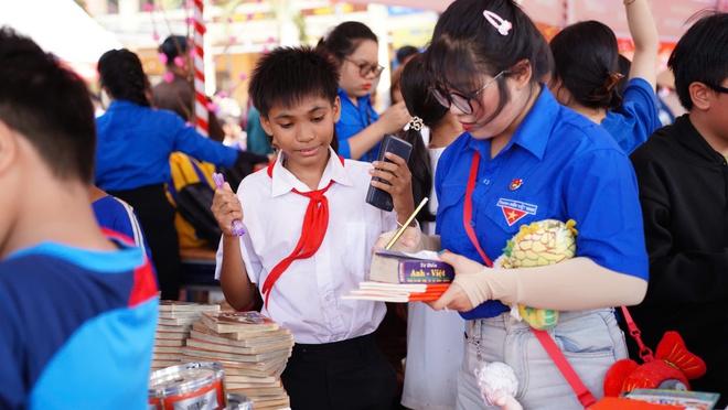CSGT Đồng Nai 'sưởi ấm biên cương' tại xã Lộc Thạnh- Ảnh 3.