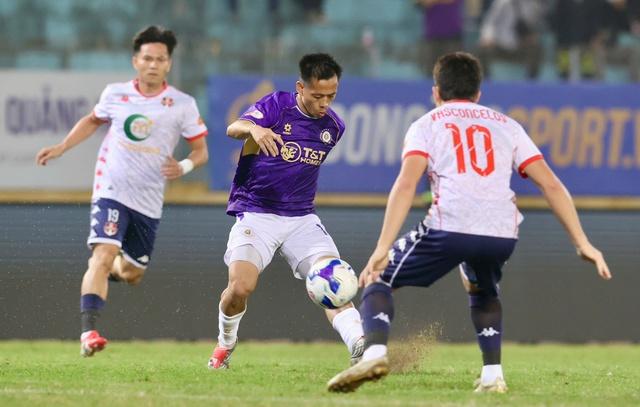 Cuộc đua vô địch V-League vẫn khốc liệt: CLB CAHN nắm lợi thế lớn, Nam Định hết sạch cơ hội- Ảnh 3.