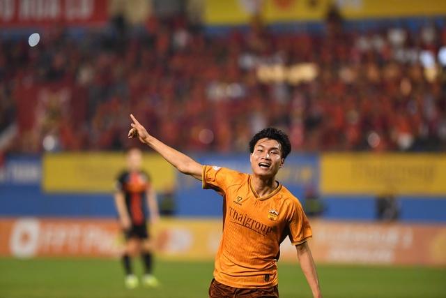 Bảng xếp hạng vòng 13 V-League mới nhất: HAGL leo thẳng lên tốp 8, đẩy Nam Định xuống vị trí khó tin- Ảnh 1.