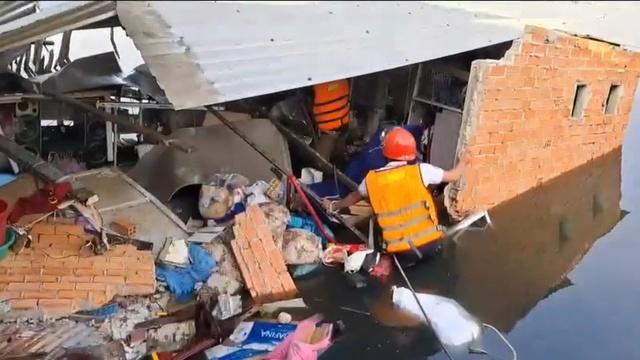 Sập nhà ven sông ở TP.HCM, 2 người bị thương- Ảnh 1.