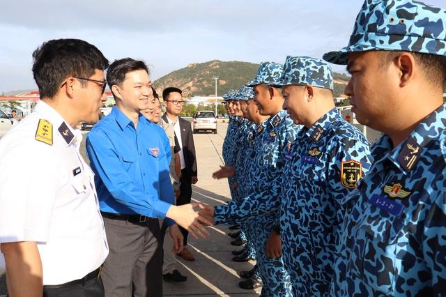 Tự hào về sự hy sinh thầm lặng của các chiến sĩ nơi đầu sóng ngọn gió- Ảnh 3.