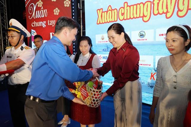 Tự hào về sự hy sinh thầm lặng của các chiến sĩ nơi đầu sóng ngọn gió- Ảnh 6.
