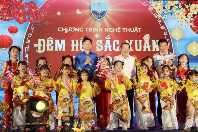 Tự hào về sự hy sinh thầm lặng của các chiến sĩ nơi đầu sóng ngọn gió- Ảnh 7.