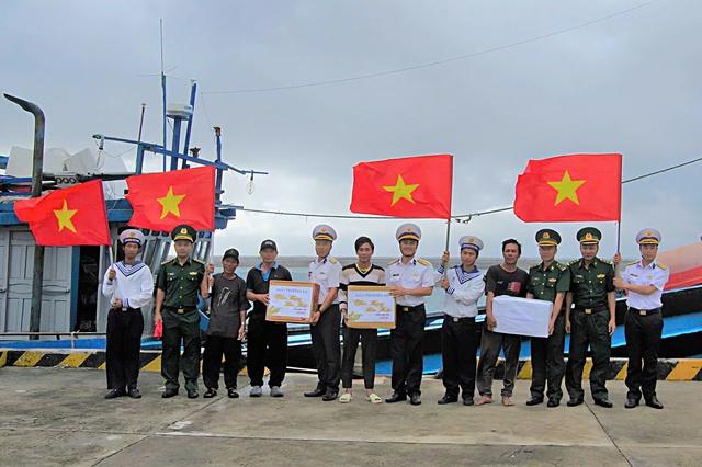 Đảo Trường Sa trao quà tết cho ngư dân bám biển- Ảnh 1.