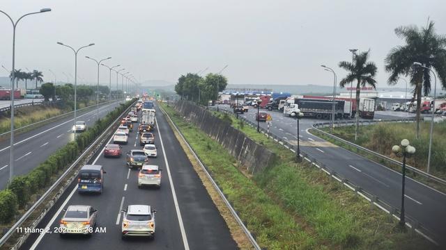 Kẹt xe cao tốc TP . HCM - Long Thành - Dầu Giây sáng sớm 24 tháng chạp 2026 - Ảnh 2.