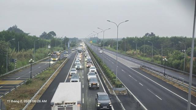 Kẹt xe cao tốc TP . HCM - Long Thành - Dầu Giây sáng sớm 24 tháng chạp 2026 - Ảnh 1.