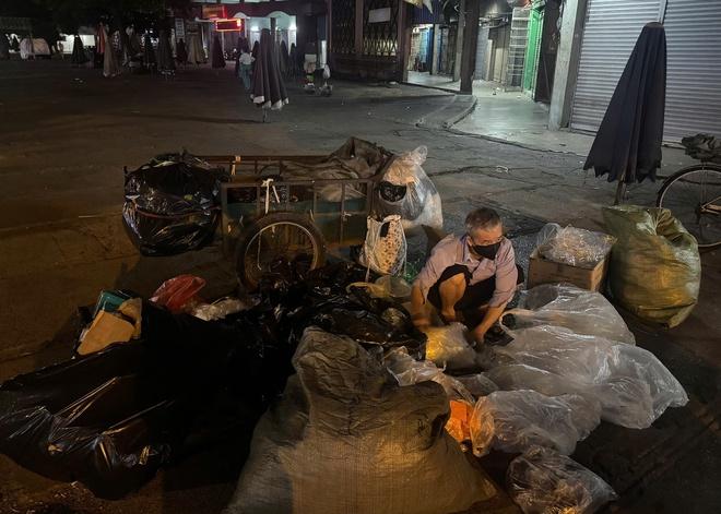 Người phụ nữ 'mót' áo quần nuôi những mùa tết xa quê- Ảnh 2.