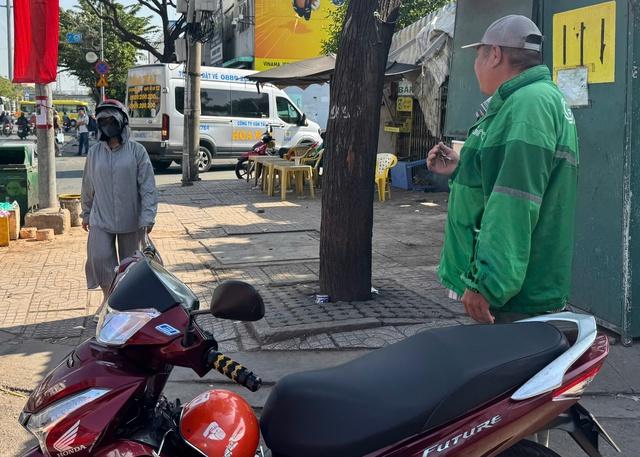 Xe ôm và 'bão' xe công nghệ ở TP.HCM: 'Nghề này, đời mình chịu là đủ rồi'- Ảnh 1.