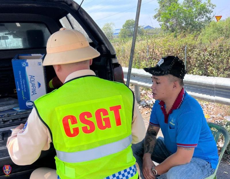 Cao tốc TP.HCM - Vân Phong ken đặc xe quay lại sau tết: CSGT phát cảnh báo- Ảnh 3.