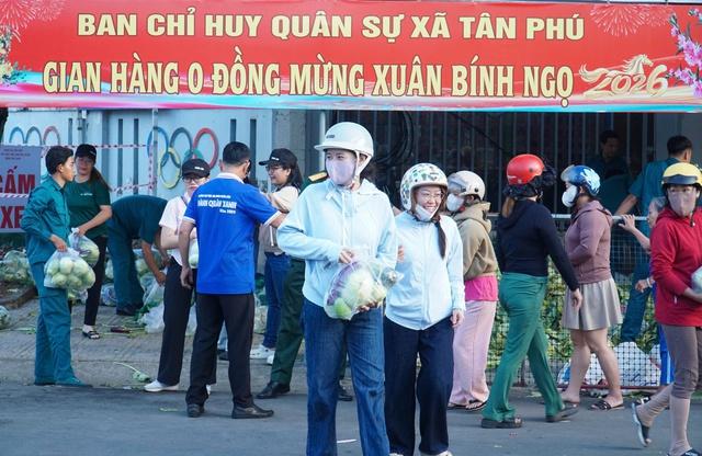 Ban Chỉ huy quân sự xã Tân Phú phát rau củ miễn phí cho bà con khó khăn - Ảnh 1.