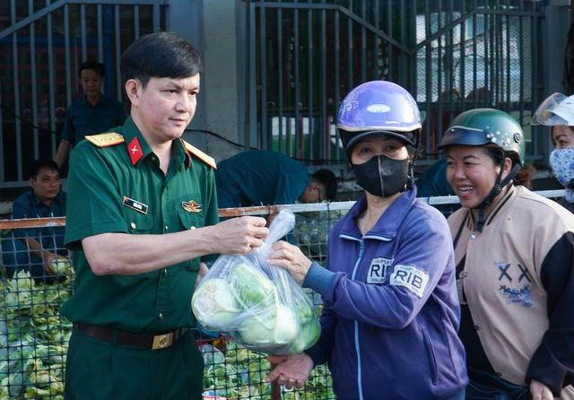 Ban Chỉ huy quân sự xã Tân Phú phát rau củ miễn phí cho bà con khó khăn - Ảnh 2.