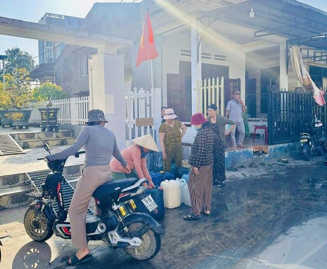 Cả xóm ở Quảng Ngãi 'đi hội' xin nước sạch ngày 29 tết, một điều rất lạ- Ảnh 4.