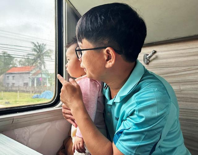 Chuyến tàu hỏa Bắc - Nam mùng 1, tết mới bắt đầu với bao người- Ảnh 1.