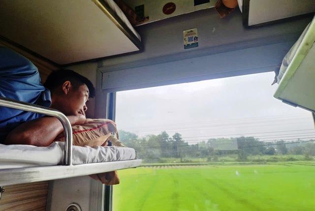 Chuyến tàu hỏa Bắc - Nam mùng 1, tết mới bắt đầu với bao người- Ảnh 2.