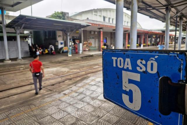 Chuyến tàu hỏa Bắc - Nam mùng 1, tết mới bắt đầu với bao người- Ảnh 6.