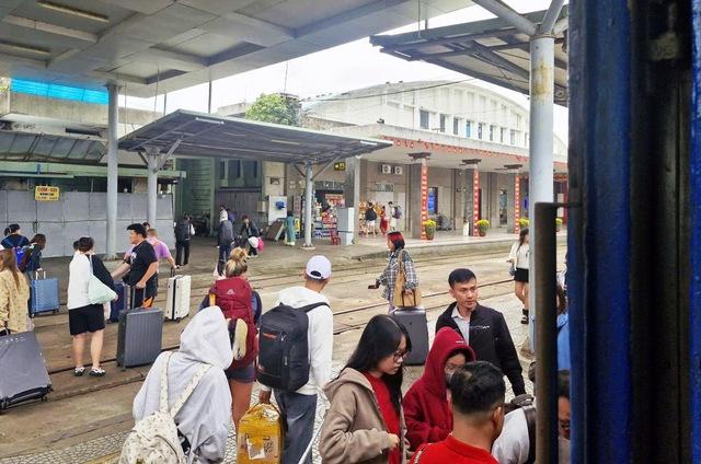 Chuyến tàu hỏa Bắc - Nam mùng 1, tết mới bắt đầu với bao người- Ảnh 5.