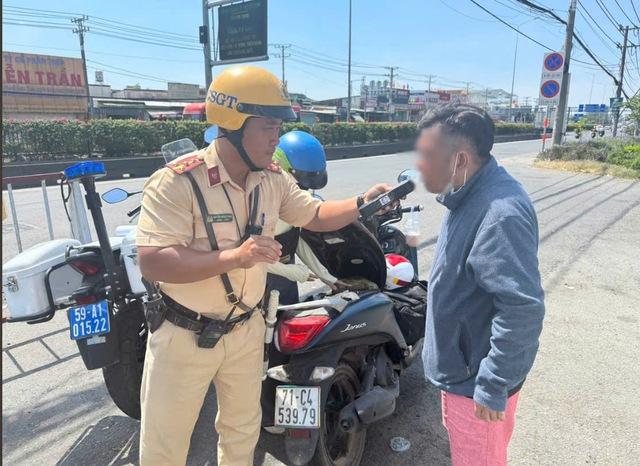 CSGT TP.HCM phạt hàng loạt người vi phạm nồng độ cồn, quá tốc độ mùng 1 tết - Ảnh 1.
