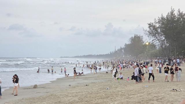 Quảng Ngãi: Tắm biển 3 người trong một gia đình đuối nước, 2 người mất tích- Ảnh 1.