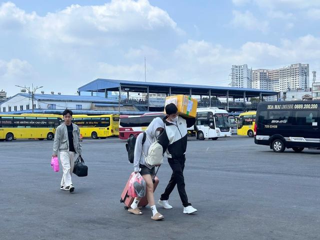 Mới tháng 2 đã nắng cháy da, nhiều người bị 'sốc nhiệt' vì quá nóng- Ảnh 1.