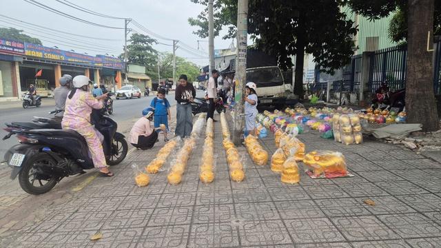 Heo đất 'phủ sóng' khắp các tuyến đường, người trẻ mua để 'đựng' ước mơ - Ảnh 2.