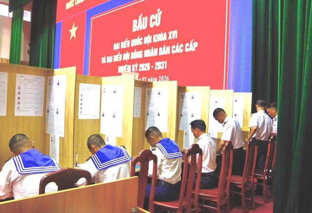 Vùng 2 Hải quân bầu cử sớm tại bến, đưa thùng phiếu ra nhà giàn DK1 - Ảnh 1.