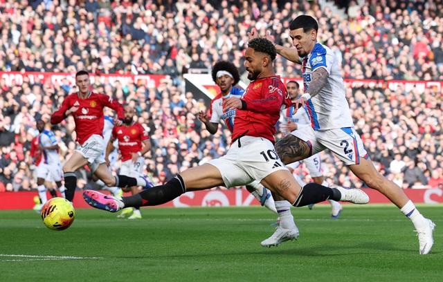 HLV Carrick thay đổi đặc biệt, M.U ngược dòng hạ Crystal Palace: Chính thức vào tốp 3- Ảnh 2.
