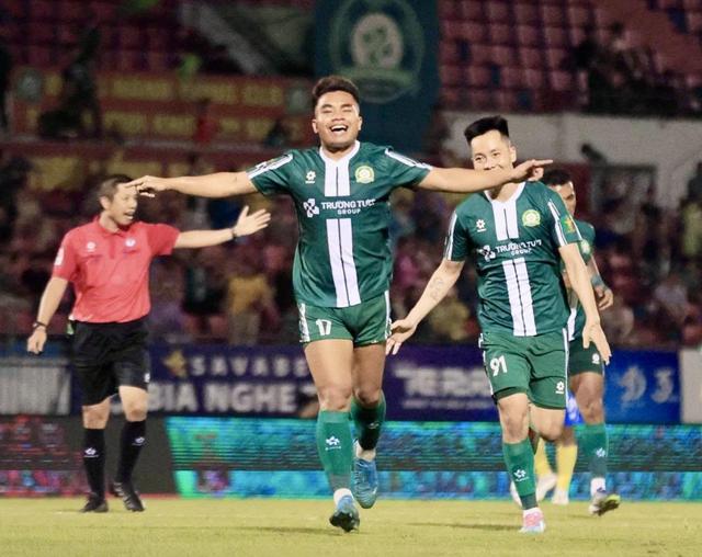 Công Phượng không được đăng ký, Trường Tươi Bình Phước vẫn thắng tưng bừng: Vô địch lượt đi- Ảnh 1.