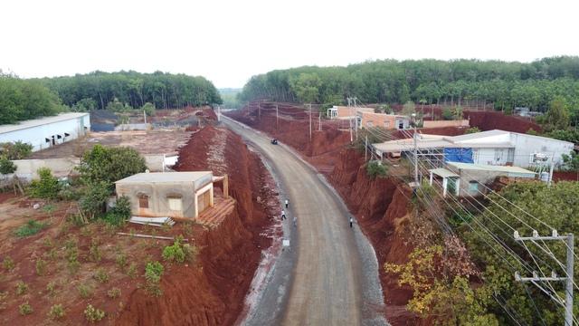 Hạ cốt nền đường ĐT.753, nhà dân 'treo' lơ lửng bên mép vực - Ảnh 1.