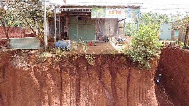 Hạ cốt nền đường ĐT.753, nhà dân 'treo' lơ lửng bên mép vực - Ảnh 7.