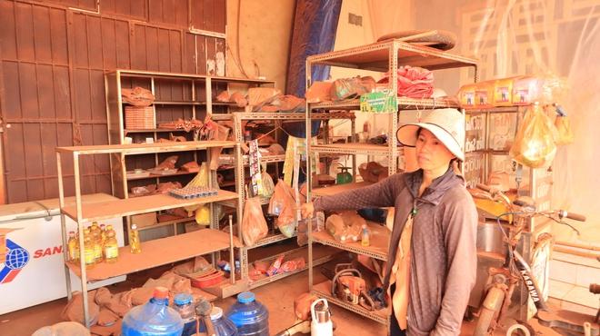 Hạ cốt nền đường ĐT.753, nhà dân 'treo' lơ lửng bên mép vực - Ảnh 6.