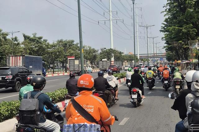 Đồng phục shipper, xe ôm công nghệ bán tràn lan: Mua về mặc có phạm luật?- Ảnh 1.