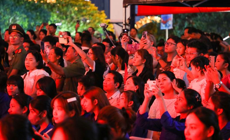 Không gian văn hóa 3 miền hội tụ tại chuỗi chương trình 'Tổ quốc bình yên' - Ảnh 9.