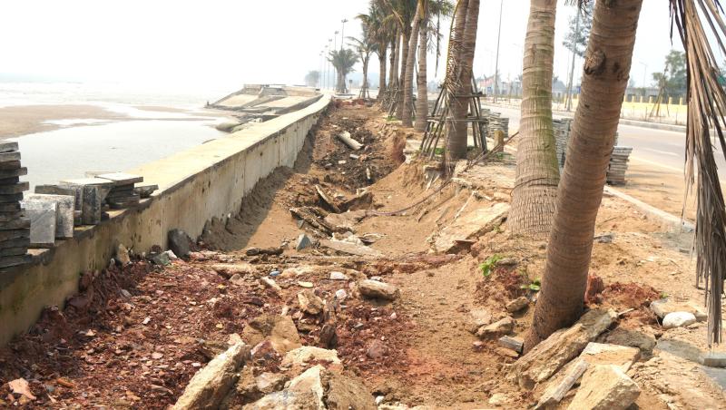 Kè biển Hải Tiến sụt lún dù thời tiết yên bình năm 2026 - Ảnh 3.
