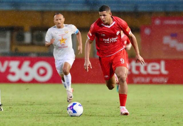 Tiền đạo ngoại ‘chiếm sóng’ V-League, đội tuyển Việt Nam gặp khó- Ảnh 1.