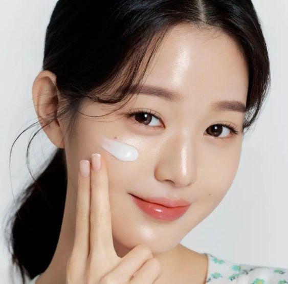 Giữa muôn vàn loại dưỡng ẩm, đâu là ‘texture chân ái’ dành cho da dầu mụn - Ảnh 1.