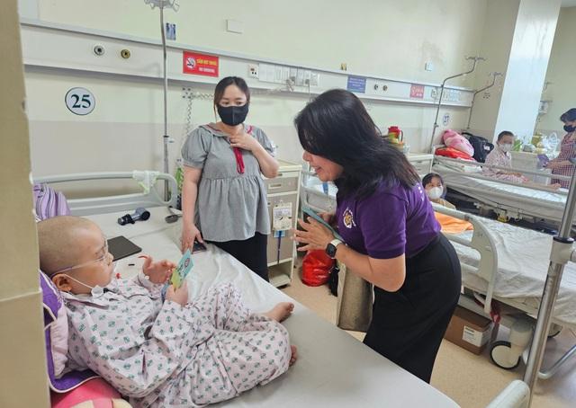 Hỗ trợ bệnh nhi có hoàn cảnh khó khăn tại Bệnh viện Ung bướu TP.HCM - Ảnh 3.