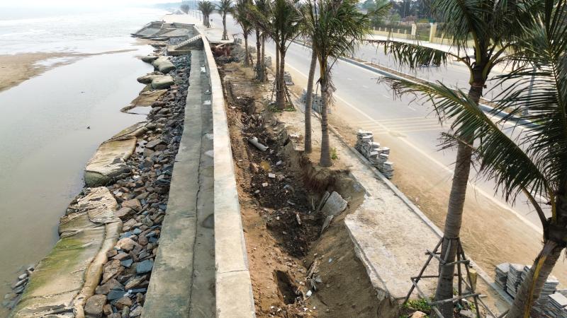Kè biển Hải Tiến sụt lún dù thời tiết yên bình năm 2026 - Ảnh 11.