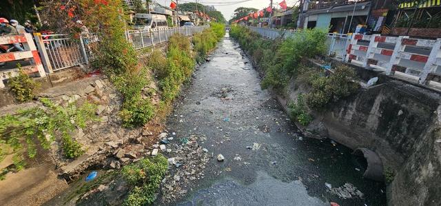 Kênh 19 Tháng 5 ô nhiễm nghiêm trọng: Sở Xây dựng TP.HCM nói gì về giải pháp? - Ảnh 1.