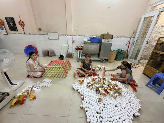 Triệt phá đường dây sản xuất thuốc giả, thu giữ số lượng lớn tang vật - Ảnh 2.