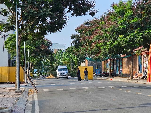Điều tra vụ bé trai đuối nước tử vong tại hồ bơi ở phường Bình Tân - Ảnh 1.