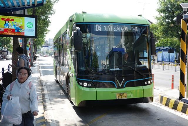 Bàn cách 'kéo' người dân đi xe buýt- Ảnh 1.