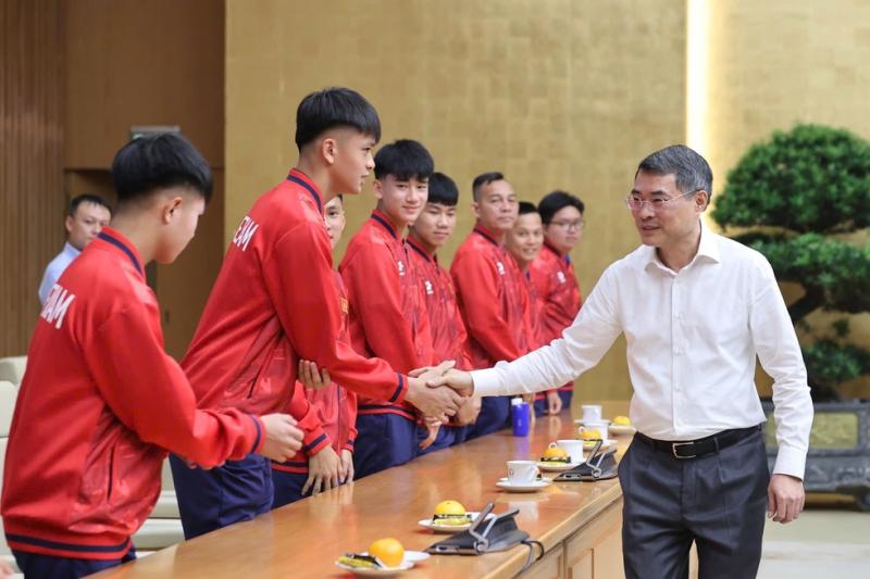 Thủ tướng Lê Minh Hưng gặp mặt, chúc mừng U.17 Việt Nam: ‘Mong đội giành những chiến thắng lớn hơn’- Ảnh 2.