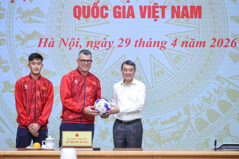 Thủ tướng Lê Minh Hưng gặp mặt, chúc mừng U.17 Việt Nam: ‘Mong đội giành những chiến thắng lớn hơn’- Ảnh 5.