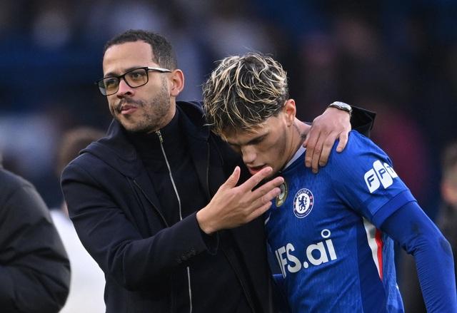 Chelsea 'gây sốc' khi sa thải HLV Rosenior sau 107 ngày, đền bù hơn 853 tỉ đồng- Ảnh 2.