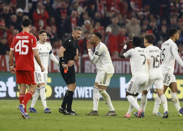 HLV Real Madrid và cầu thủ 'công kích' trọng tài dữ dội, Chủ tịch Perez làm điều hiếm gặp- Ảnh 1.