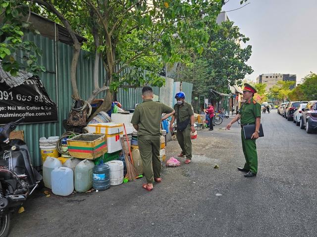 Phường Thạnh Mỹ Tây ra quân xử phạt, lập lại trật tự lòng lề đường - Ảnh 3.