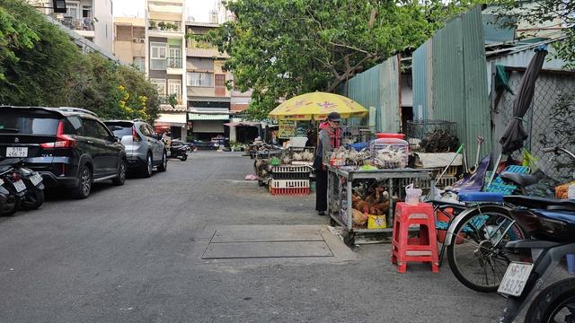 Phường Thạnh Mỹ Tây ra quân xử phạt, lập lại trật tự lòng lề đường - Ảnh 1.