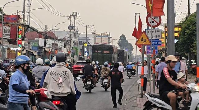 Tỉnh lộ 8: Tài xế phanh cháy đường vì biển báo bị che khuất - Ảnh 4.